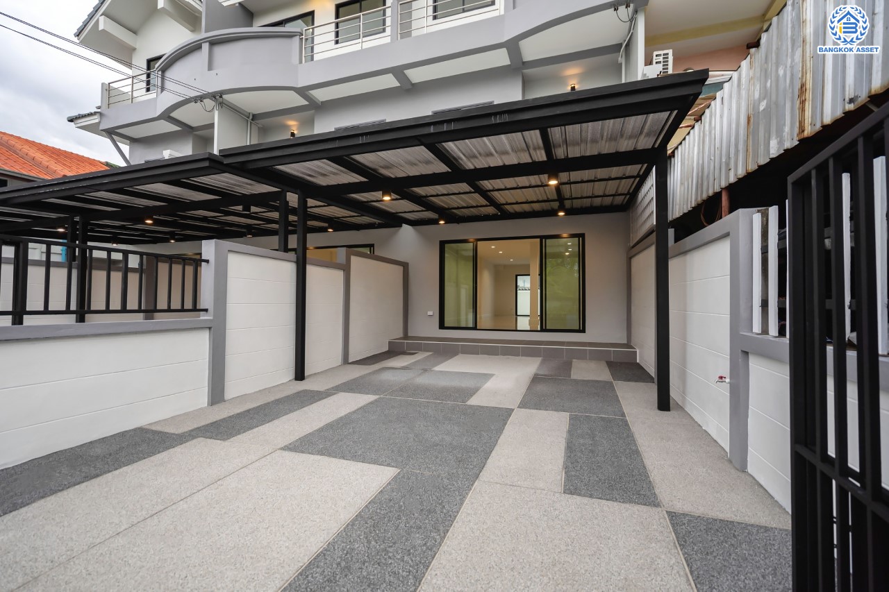 บ้านมือสองตกแต่งใหม่ ดีไซน์สวย ม.บ้านช่อชัยพฤกษ์ จรัญฯ-ปิ่นเกล้า เนื้อที่ 30.5 ตร.ว. ฟังก์ชัน 3 ห้องนอน 3 ห้องน้ำ จอดรถได้ 2 คัน รองรับทุกกิจกรรม บนทำเลเชื่อมต่อหลายเส้นทาง ใกล้จุดขึ้นทางด่วน "ศรีรัช" และรถไฟฟ้าสายสีแดง "สถานีบางบำหรุ"...